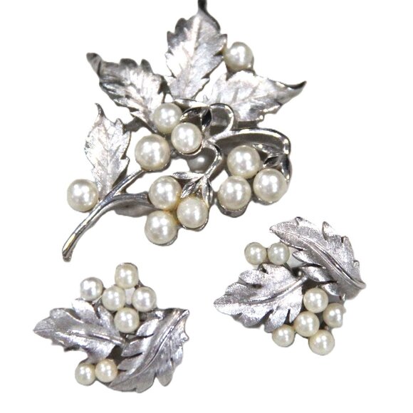 VINTAGE TRIFARI FX PEARL SILVER METAL BROOCH & EARRINGS SET - Picture 1 of 2
